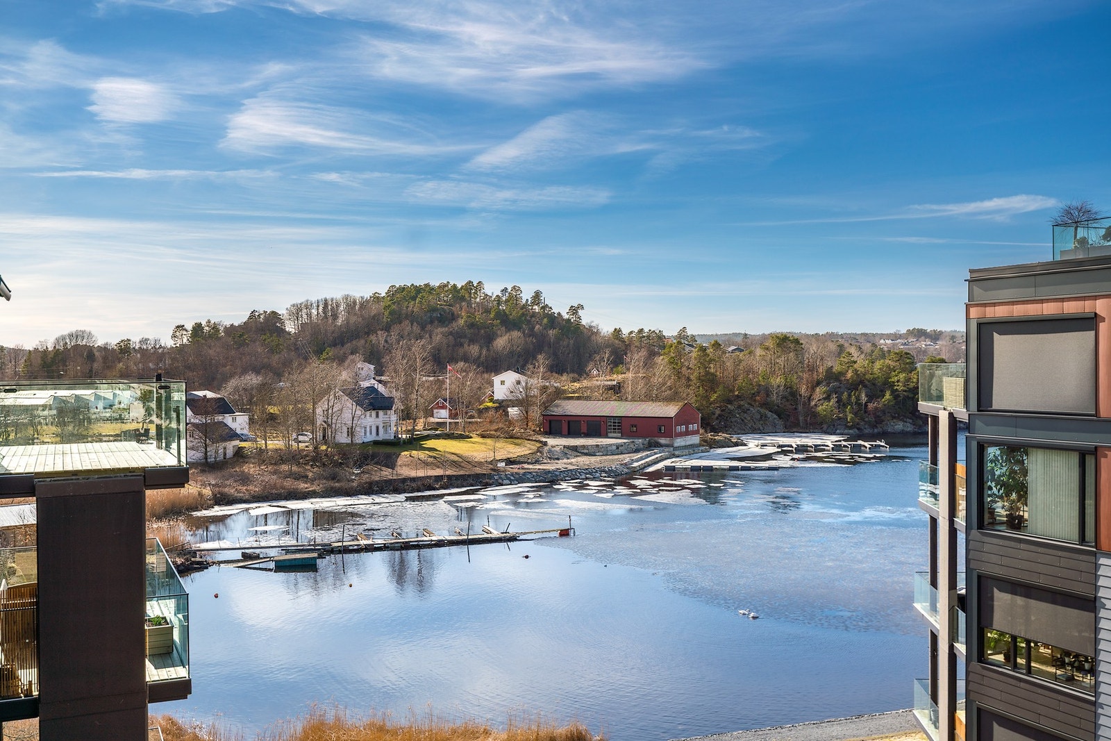 Fra stuen er det utgang til en veranda på 15 kvm, hvor du kan nyte morgen-og kveldssolen. Her er flott utsikt til Hølen. Galleribilde