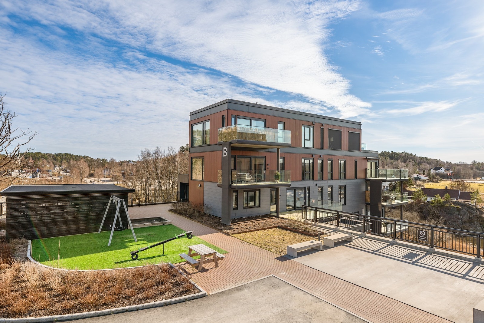 His brygge ble oppført i 2023 og området er opparbeidet med hyggelig fellesområder som lekeplasser for de minste. Galleribilde