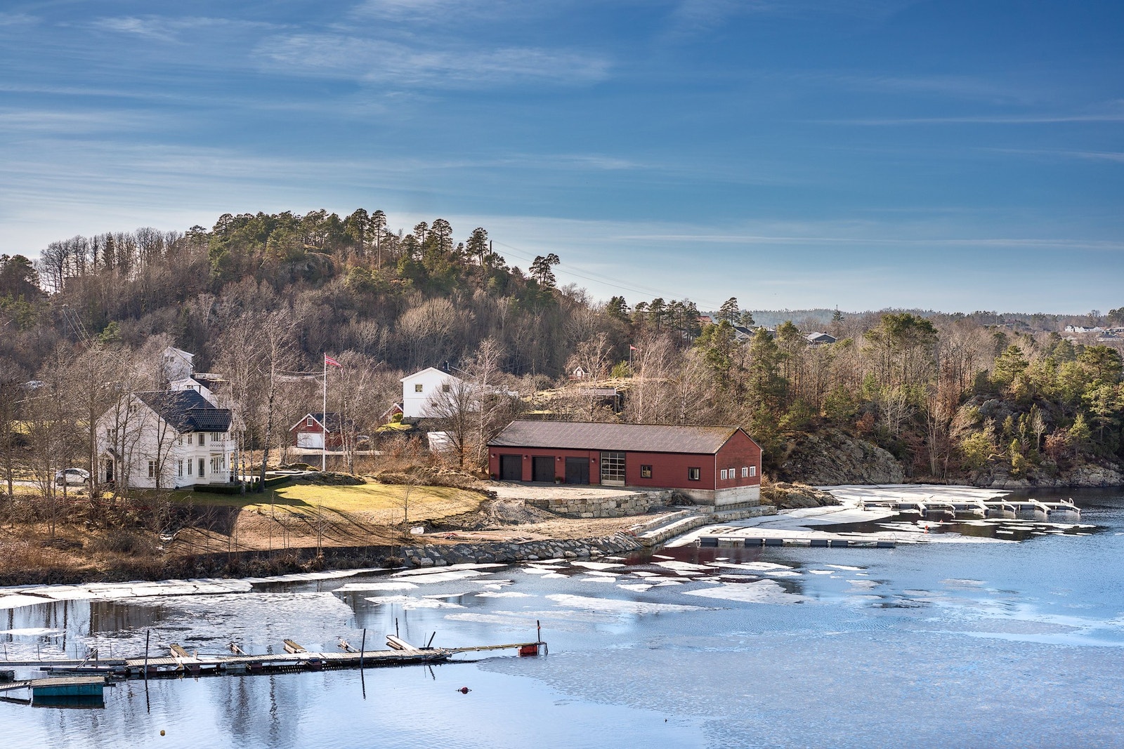 Her bor du rett i vannkanten med nydelig utsikt fra leiligheten. Galleribilde