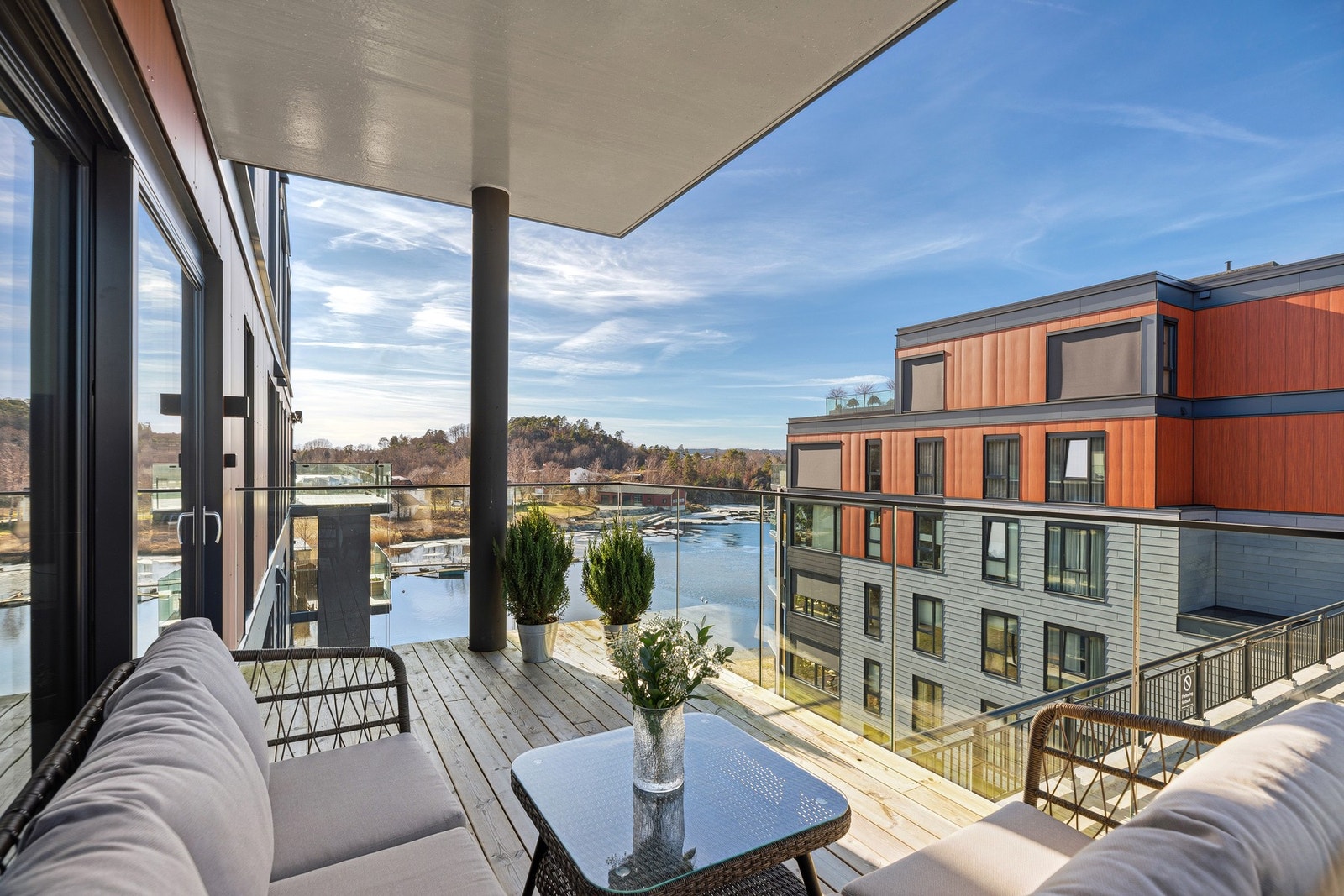 Velkommen til His Brygge - en nyere hjørneleilighet med 2 soverom, flislagt bad, åpen kjøkken og stueløsning, vannbåren gulvvarme i en nyere bygg fra 2023. Galleribilde