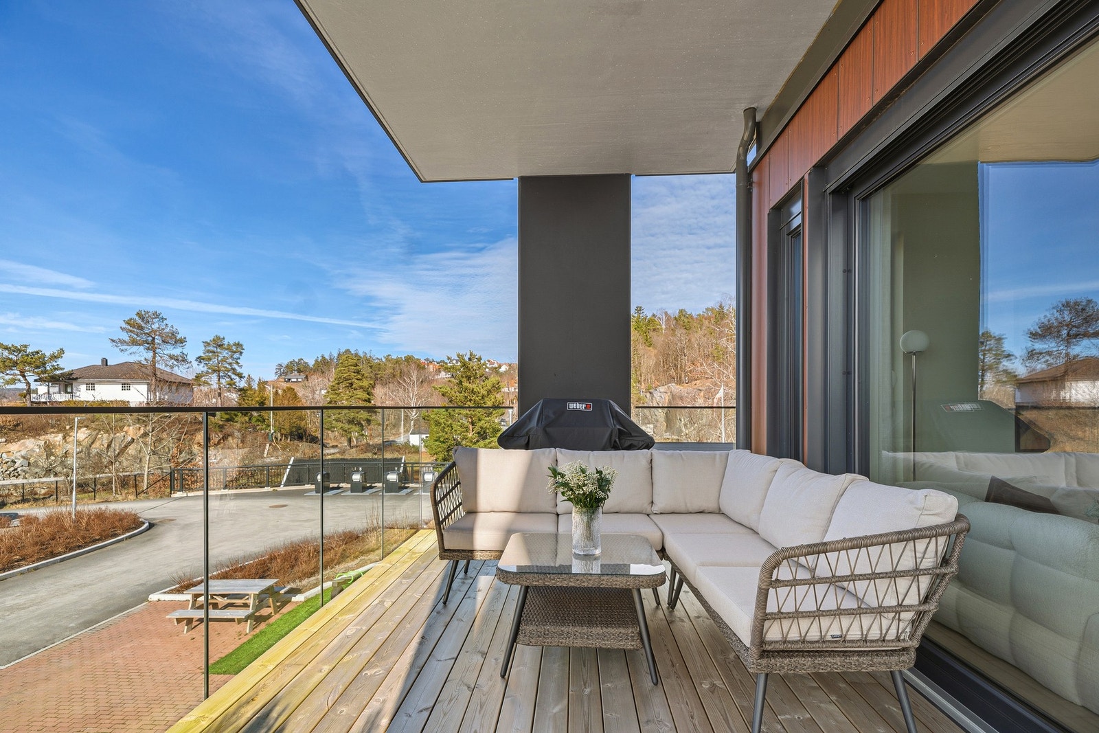 Vareanden er overbygget og sørger for å forlengelse av stuen på varme dager. Verandaen har god plass til utegruppe og grill. Galleribilde