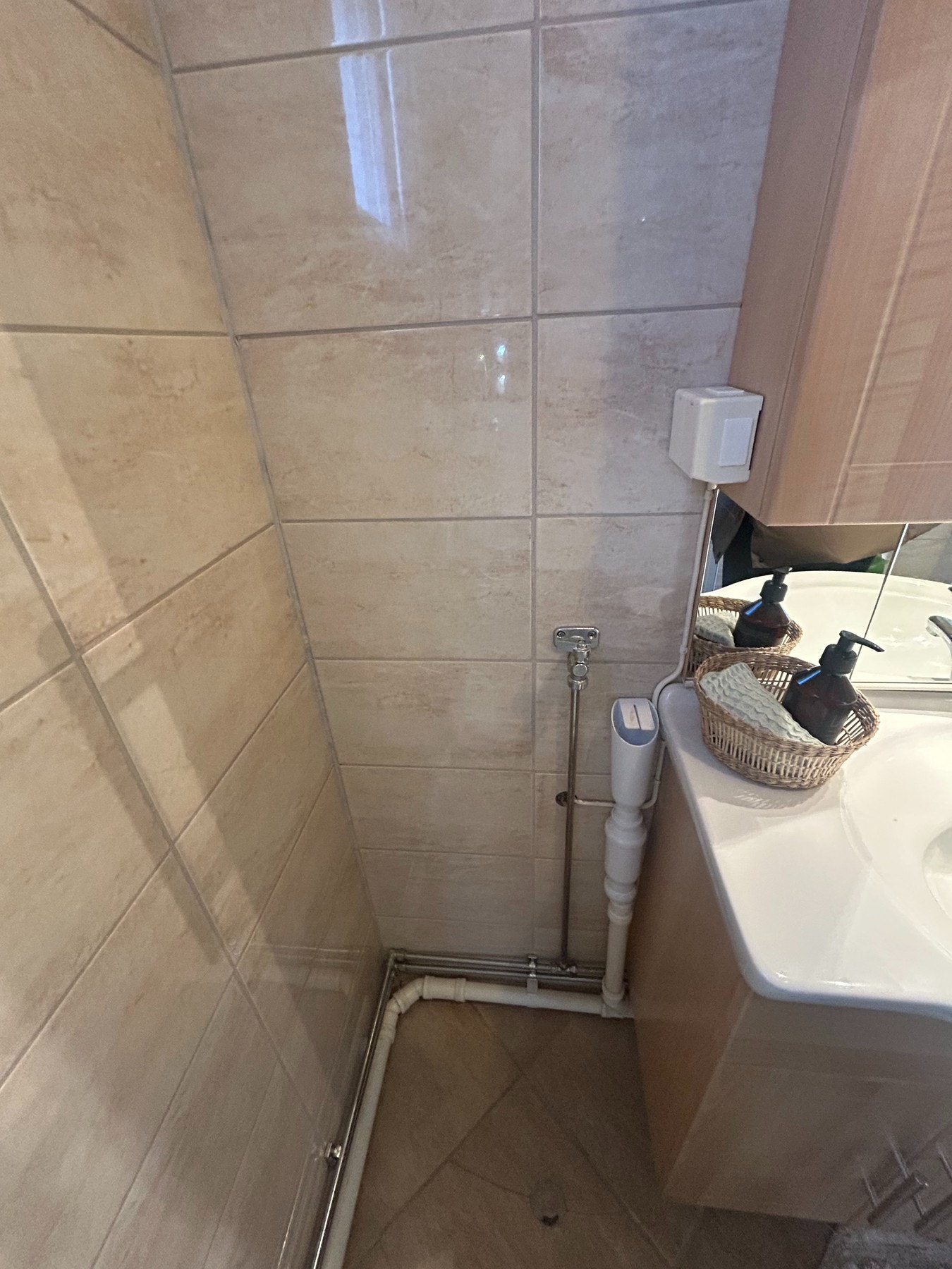 Plass og opplegg til vaskemaskin inne på badet. Galleribilde