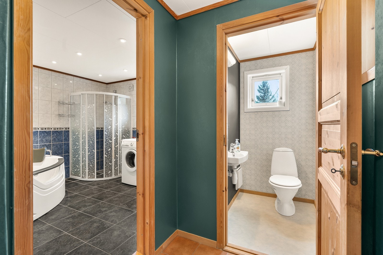- Toalettrom og separat WC - praktisk og funksjonelt. - Galleribilde