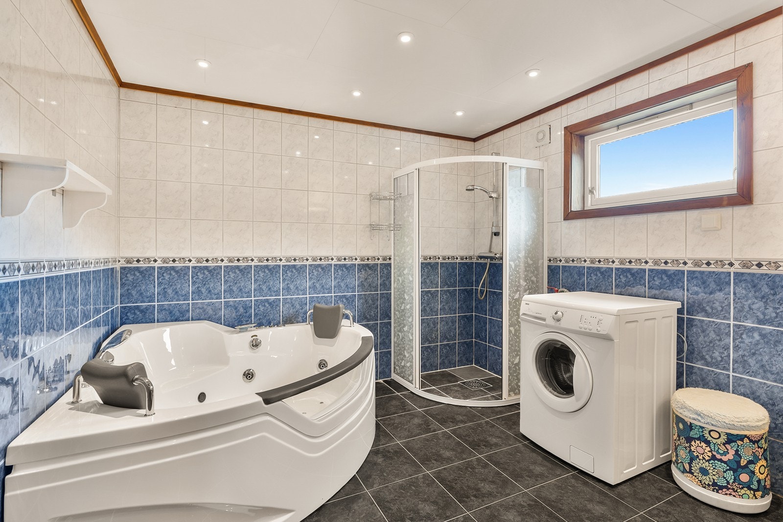 - Badet er innredet med opplegg for vaskemaskin, boblebadekar og innredning med servant - Galleribilde