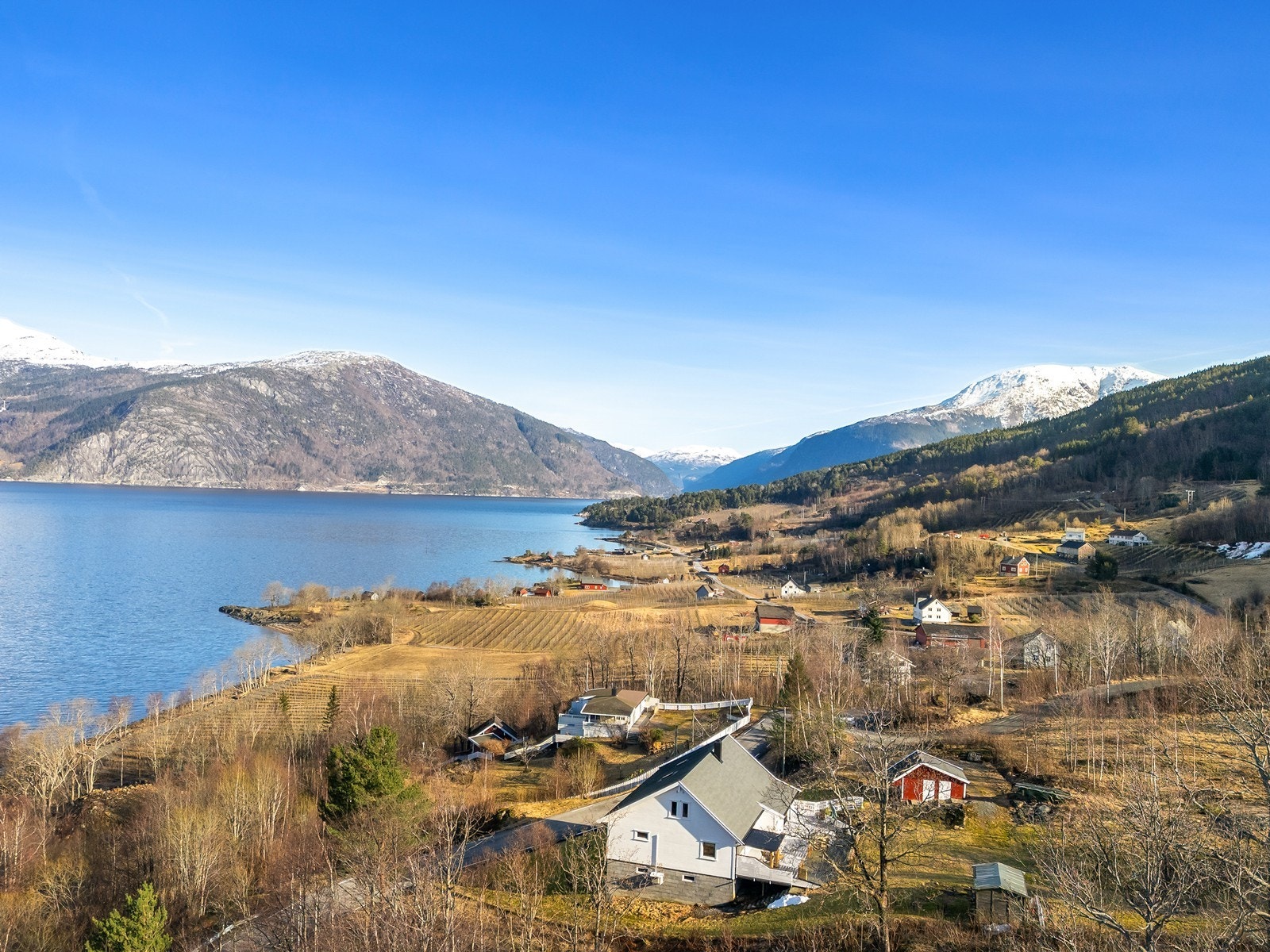 - Boligen har en nordvendt beliggenhet med fantastisk utsikt over Hardangerfjorden og de majestetiske fjellene på motsatt side, samtidig som området byr på gode solforhold og fredelige omgivelser. - Galleribilde