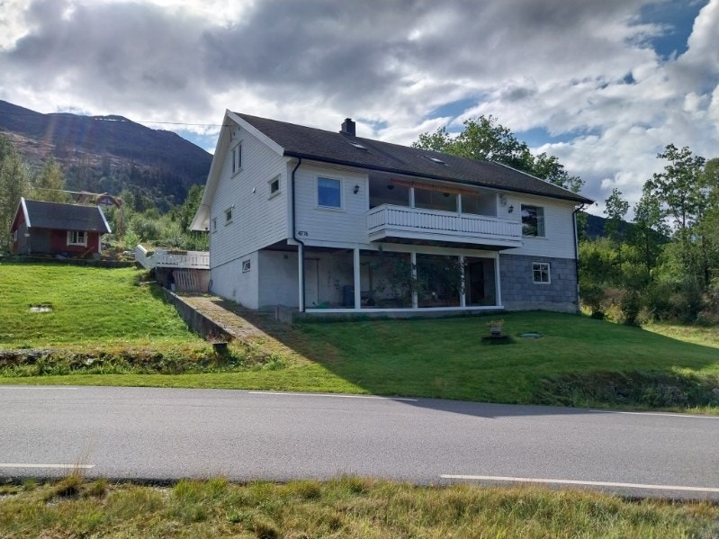 - En innholdsrik enebolig med stort potensiale og fantastisk utsikt over Hardangerfjorden - Galleribilde