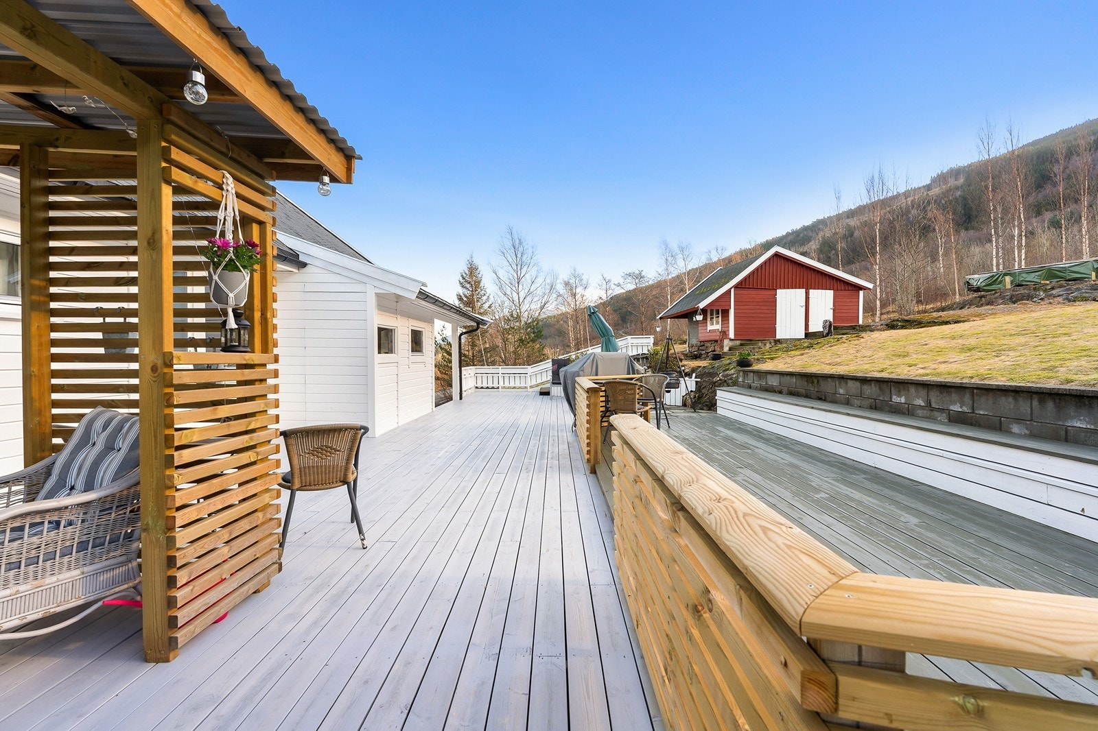 - Stor terrasse med god boltreplass som gir mye møblerings muligheter - Galleribilde
