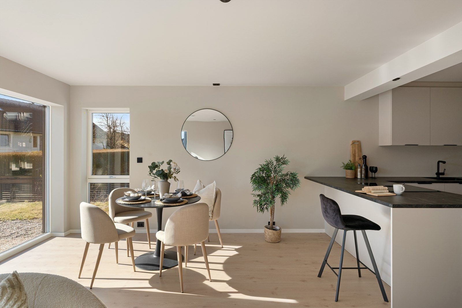 Like ved kjøkkenet er det plass til et spisebord i ønsket størrelse, perfekt for familie- og gjestemiddager. Galleribilde