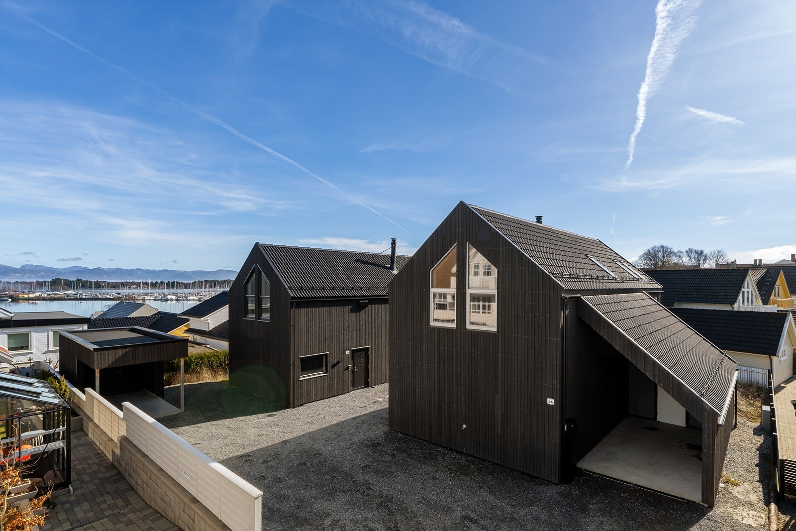 Parkering i carport med praktisk tilhørende bod. Galleribilde