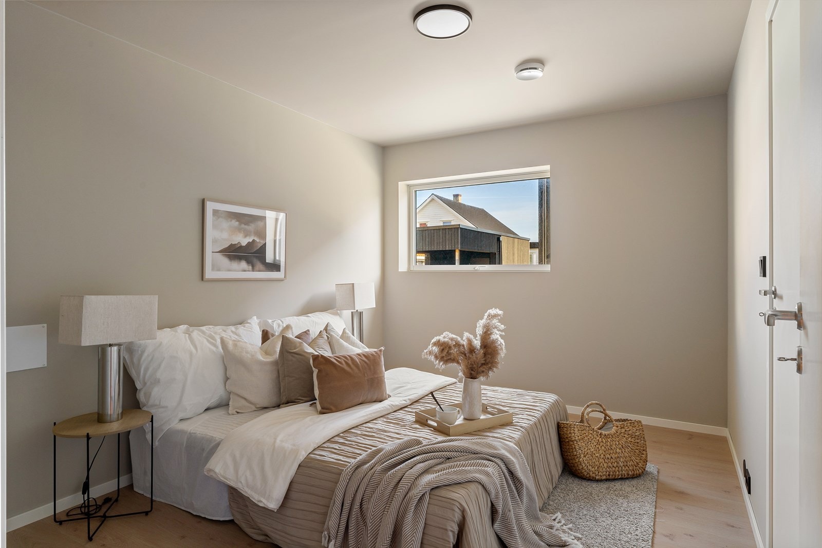 Første etasje inneholder også et romslig soverom med plass til dobbeltseng, nattbord og garderobeløsninger. Galleribilde