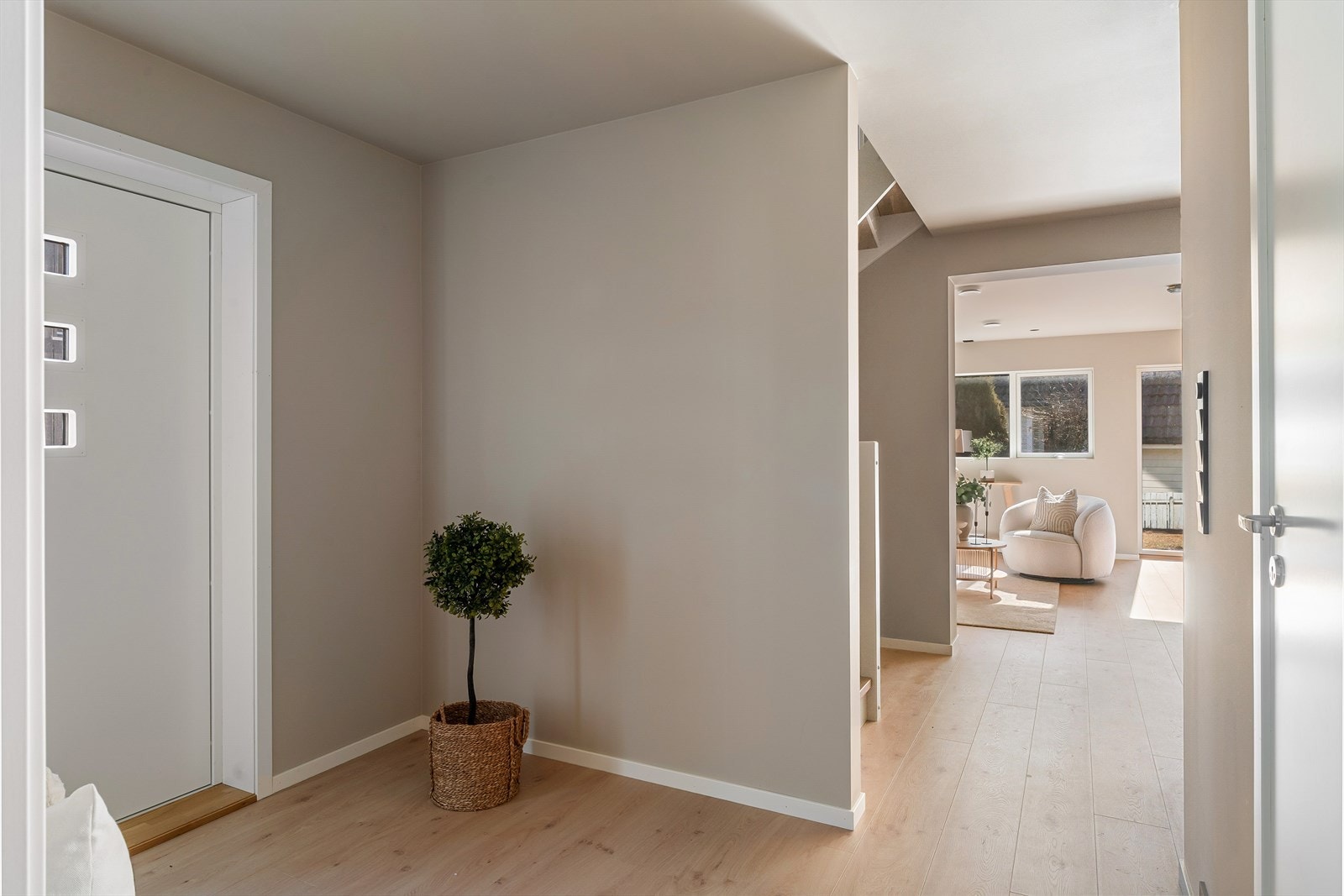 Lys og romslig entré. Galleribilde