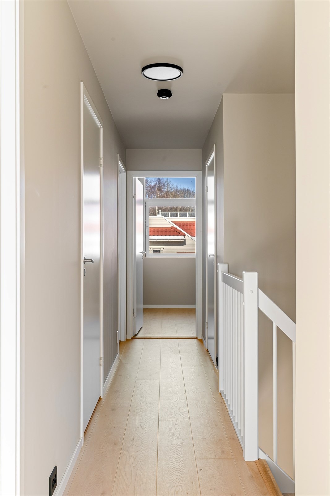 I andre etasje finner du en lys og romslig gang som binder sammen tre gode soverom. Galleribilde