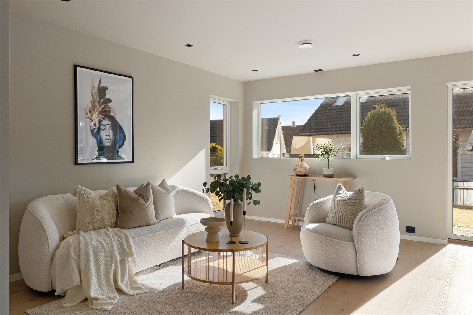 Store vindusflater sørger for rikelig med naturlig dagslys, og gir rommet en åpen og innbydende atmosfære. Galleribilde