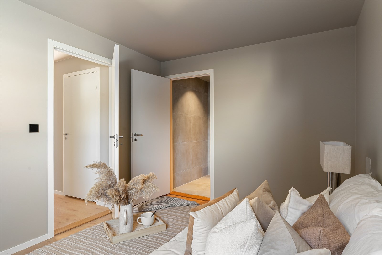 Fra soverommet er det direkte tilgang til et moderne bad med alle nødvendige fasiliteter. Galleribilde