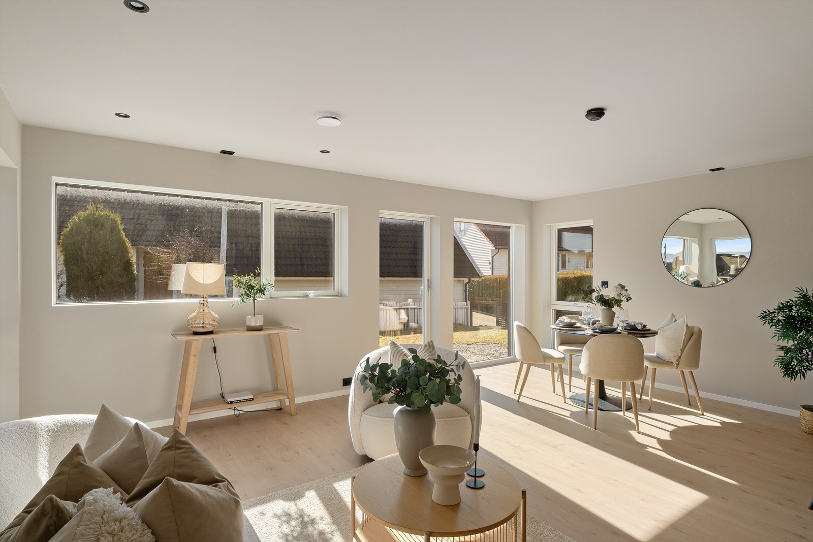 Boligen kombinerer moderne design med høy standard og gjennomtenkte løsninger for hele familien. Galleribilde