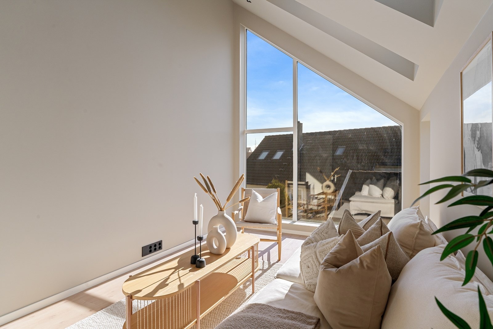 TV-stue med god takhøyde, perfekt for familiekvelder eller lek og aktiviteter. Galleribilde