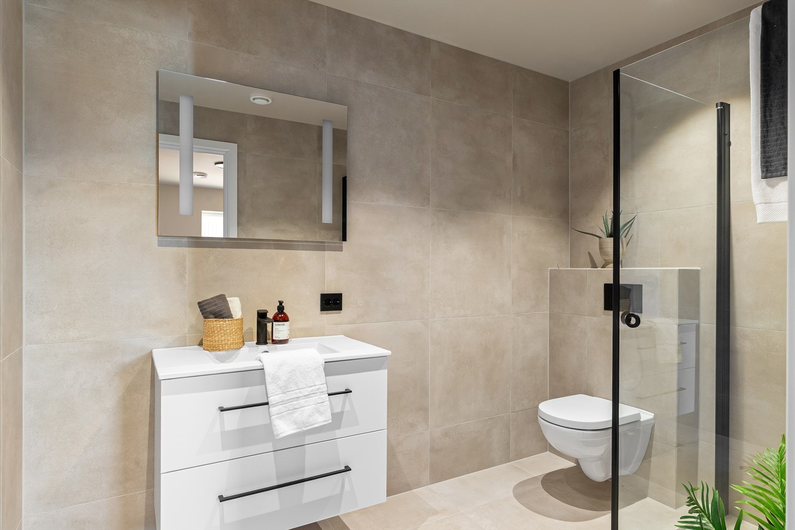 Badet er utstyrt med servant, toalett og dusj. Galleribilde