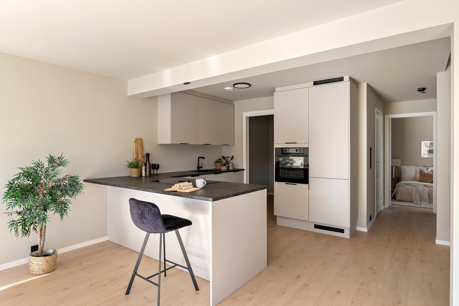 Kjøkkenet har lyse, slettede fronter som gir et moderne uttrykk. Galleribilde