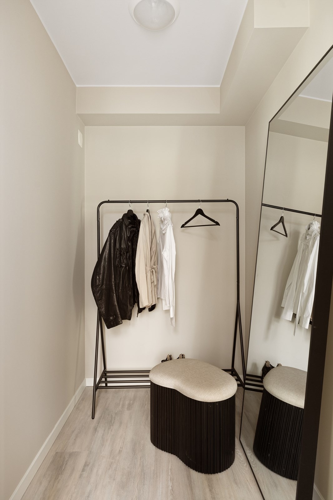 Her er det god plass til oppbevaring av klær, sko, støvsuger og mer. Galleribilde