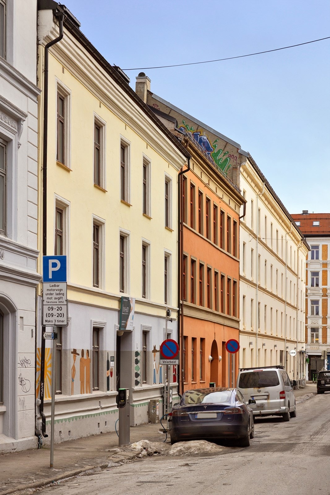 Offentlig transport er lett tilgjengelig med trikkelinjene 11, 12, 13 og 18 samt flere bussforbindelser som tar deg raskt til sentrum og øvrige deler av byen. Galleribilde