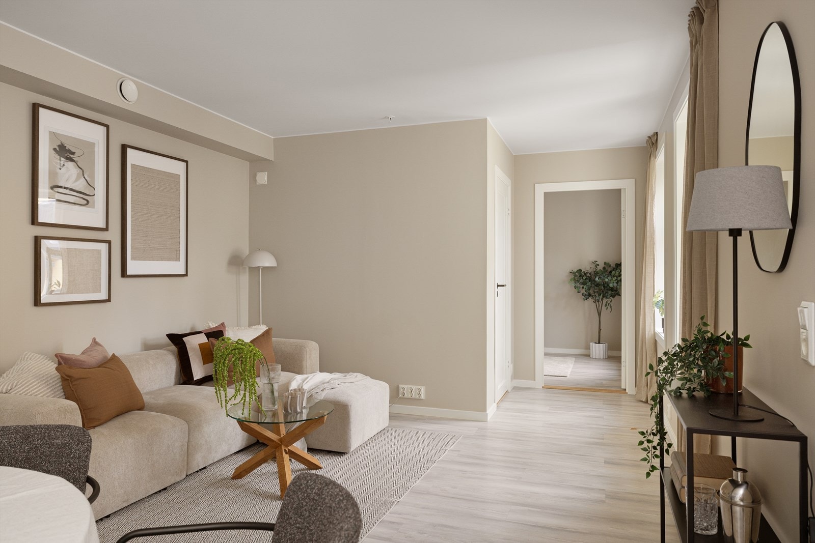 Hyggelig stue med plass til sofa og tilhørende møblement. Galleribilde