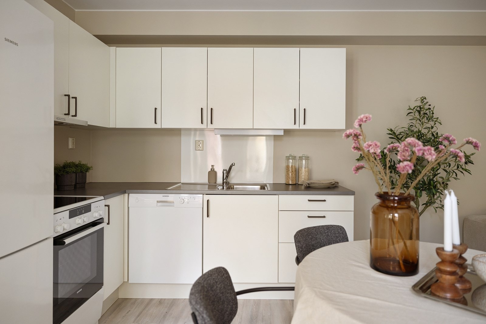 Kjøkkenet er utstyrt med kjøl/fryseskap, oppvaskmaskin, komfyr, vannstoppsystem og komfyrvakt. Galleribilde