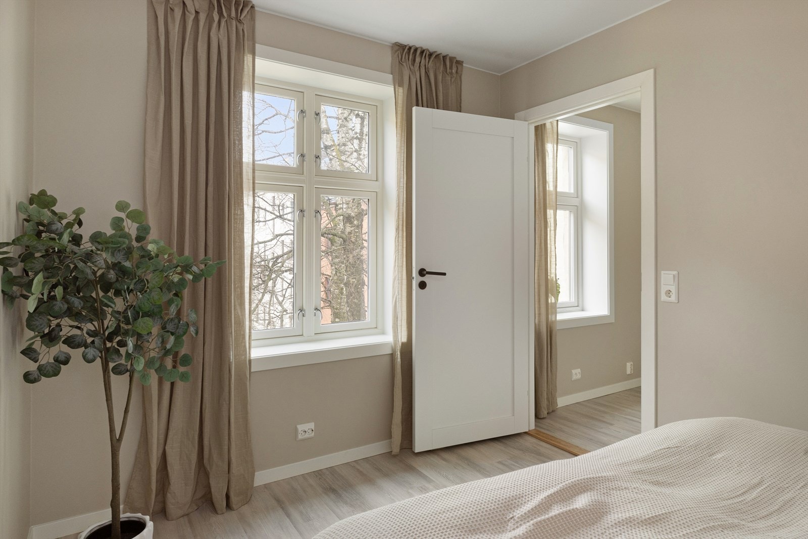 Lunt soverom med god plass til dobbeltseng og nattbord. Galleribilde