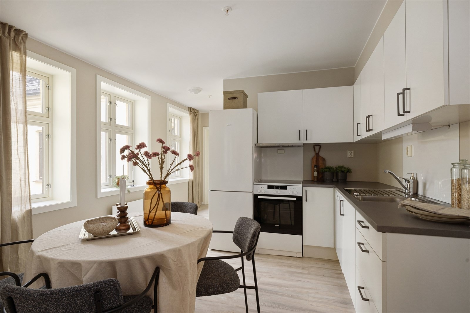 Sosial planløsning med åpen kjøkkenløsning. Galleribilde