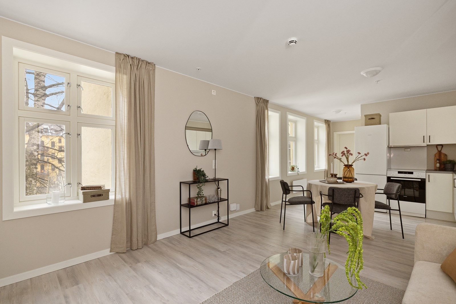 Klassiske vinduer med dype karmer gir fine lysforhold og en luftig romfølelse. Galleribilde