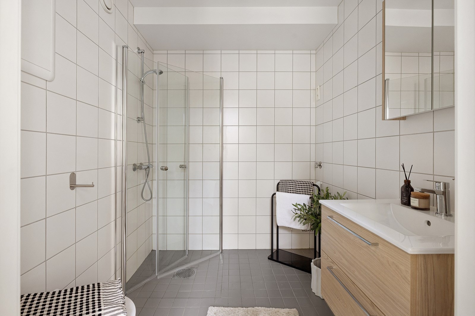 Romslig flislagt bad fra 2016 med elektriske varmekabler og mekanisk avtrekk. Galleribilde