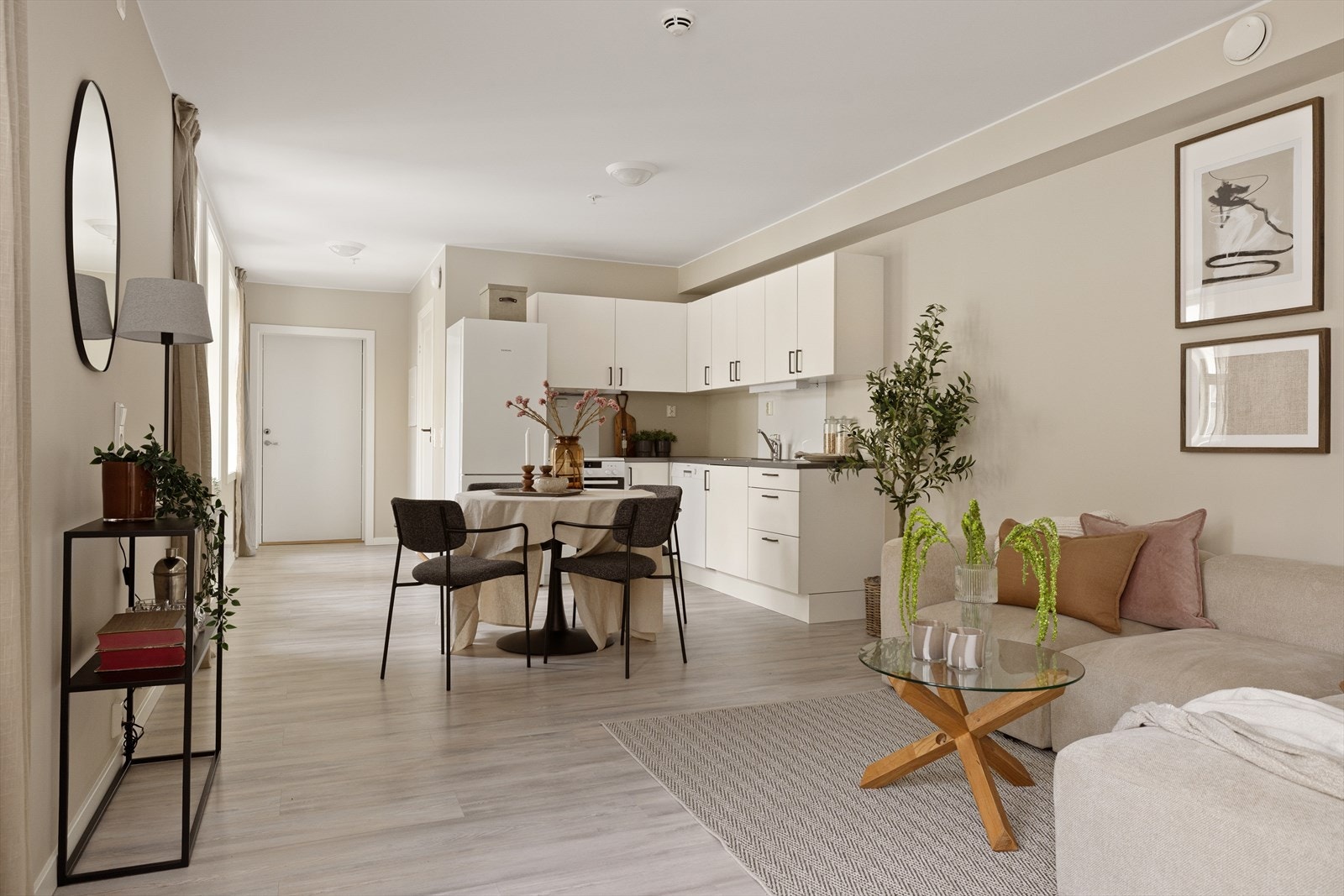 Leiligheten er nymalt i behagelige fargetoner, og har nye innedører, gulvlister og gerikter. Galleribilde