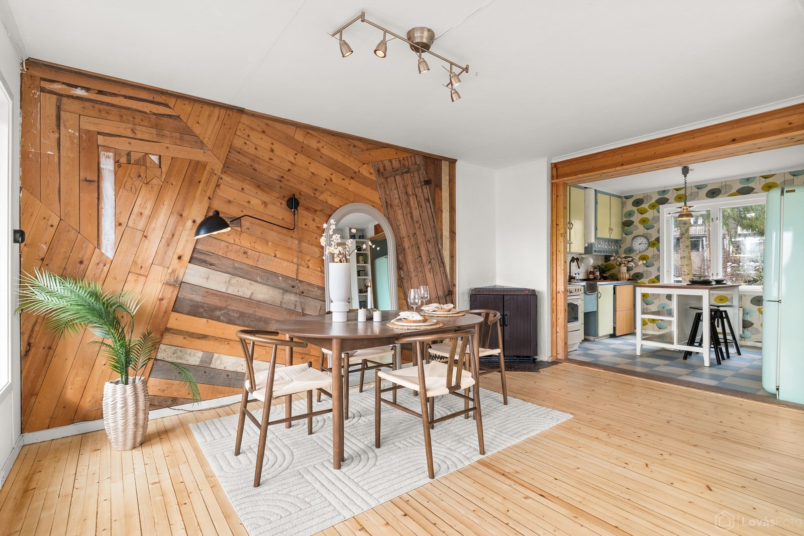 Oversikt over den sosiale sonen, hvor kjøkken og stue er i åpen forbindelse. Galleribilde