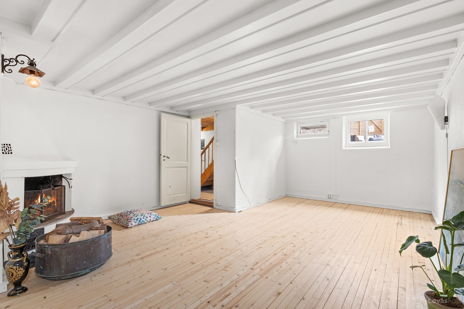 Kjellerstuen er et lunt og innbydende rom med åpen peis og heltregulv. Galleribilde