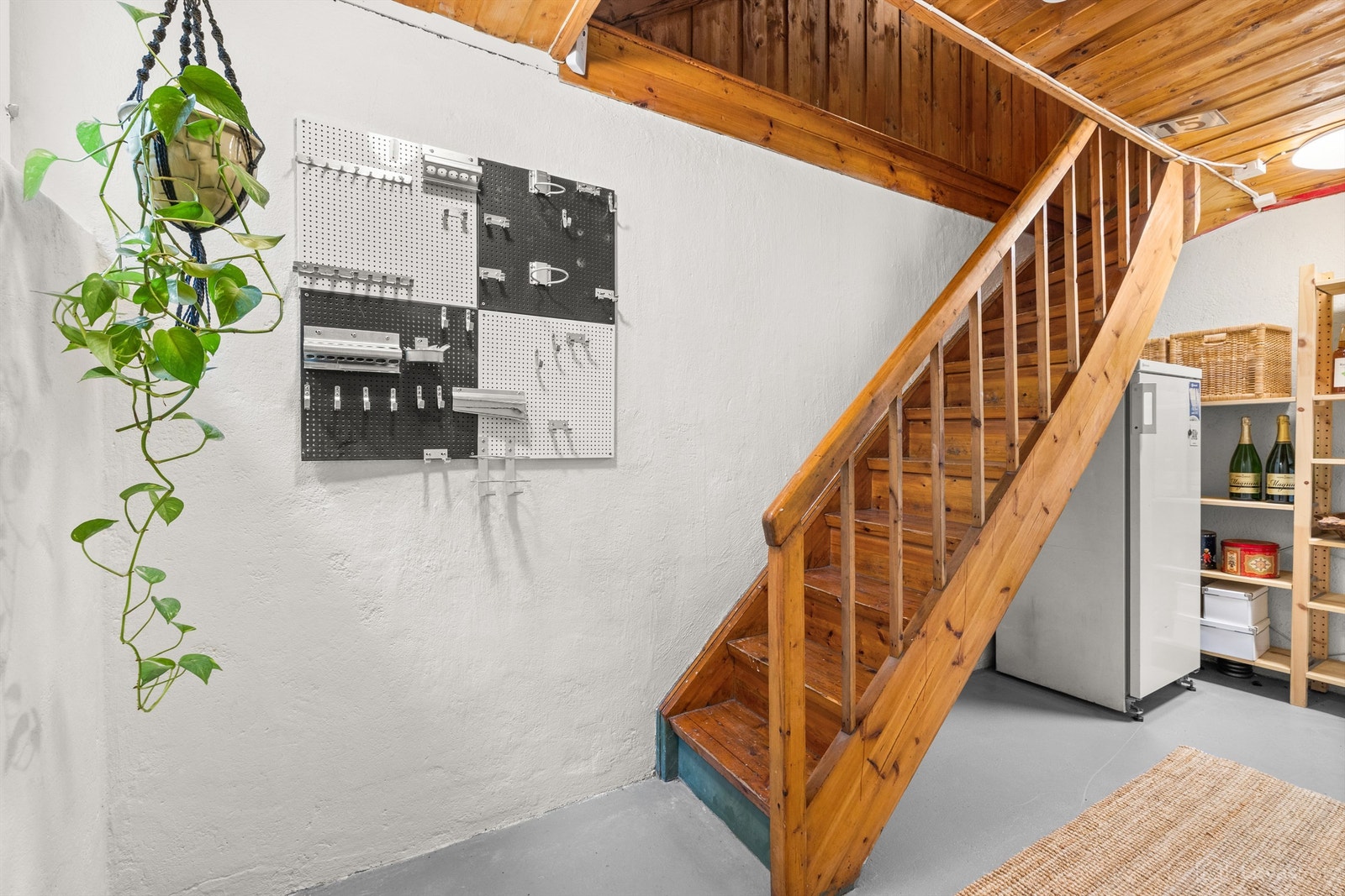 Trapp ned til kjelleretasjen med plass til fryser/ekstra kjøleskap og mer lagring under trappen. Galleribilde