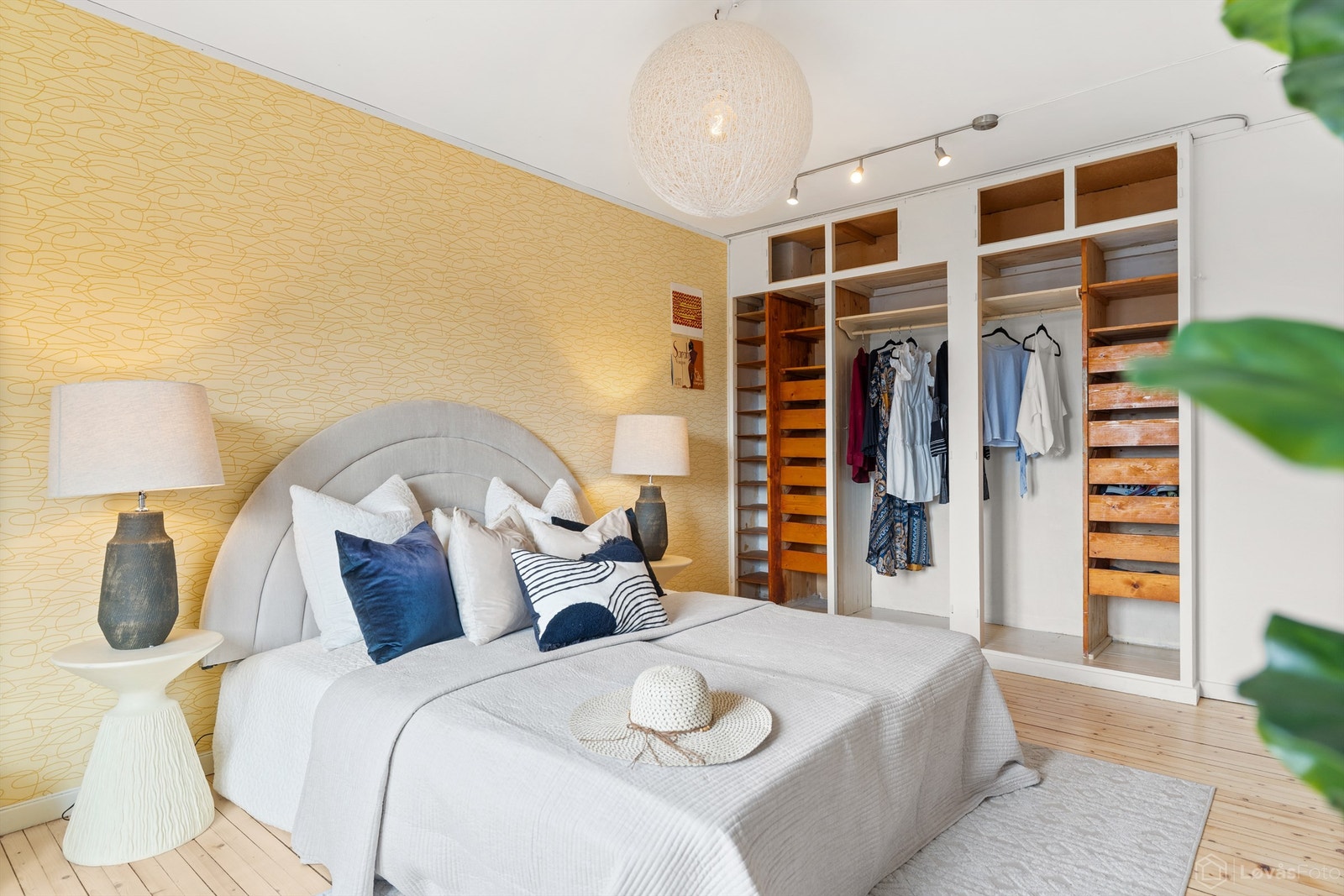 Rommet har plassbygde garderobeløsninger for effektiv oppbevaring. Galleribilde