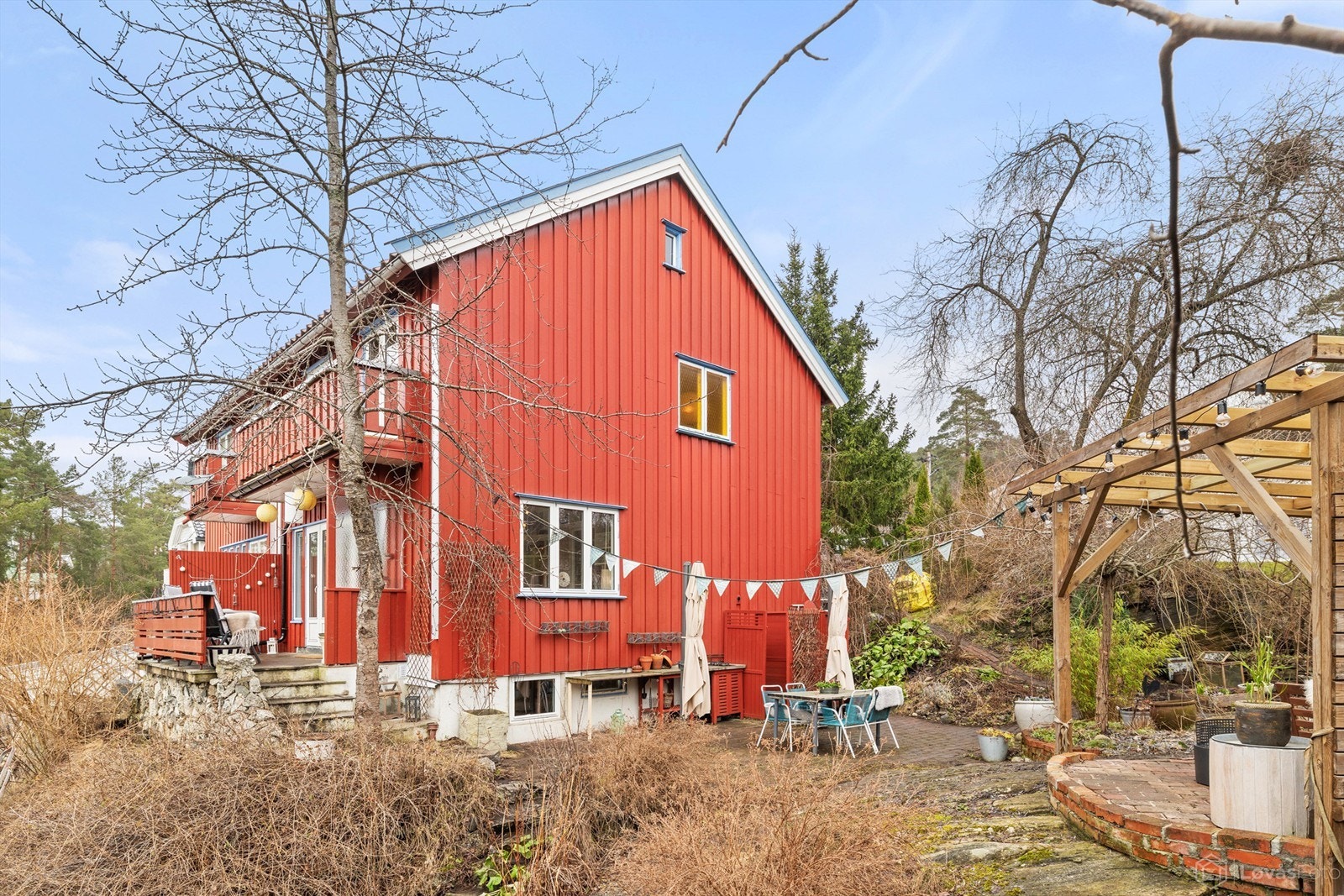 Velkommen til Peder Holters Vei 15 B! En sjarmerende halvpart av en tomannsbolig i et frodig og veletablert hagemiljø på Ljan. Galleribilde