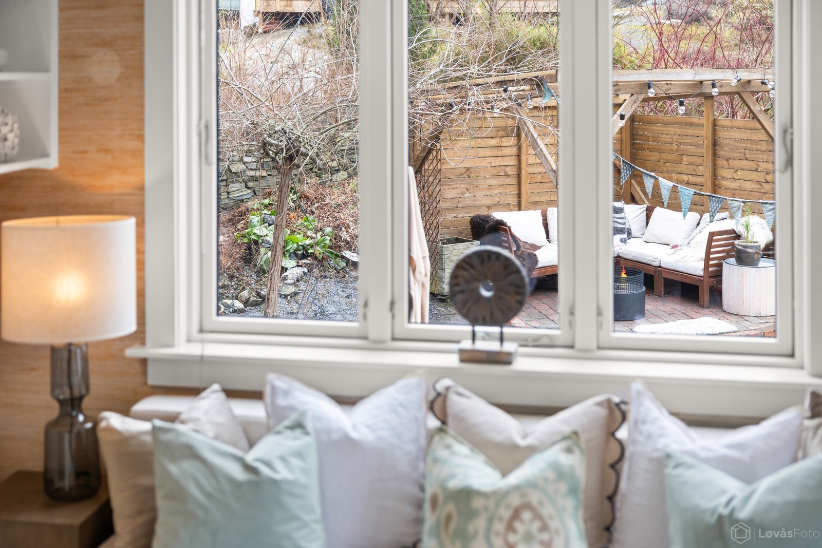 Fra stuevinduet ser man ut mot den private hagen. Galleribilde