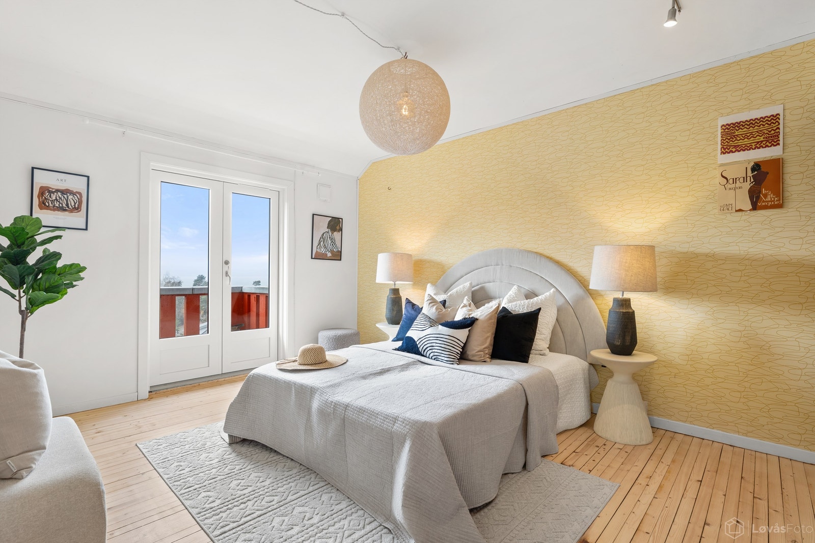 Hovedsoverommet har god plass og direkte utgang til en vestvendt balkong med gode solforhold. Galleribilde