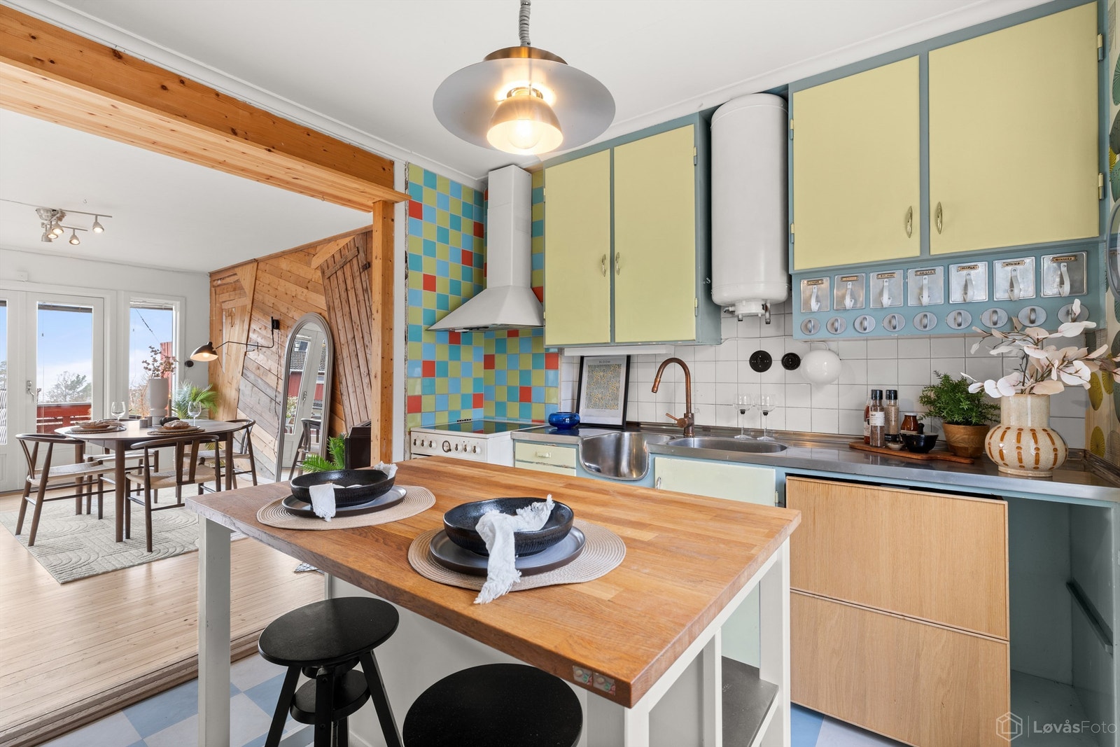 En praktisk kjøkkenøy gir ekstra arbeidsflate og en naturlig overgang mot spiseplassen. Galleribilde