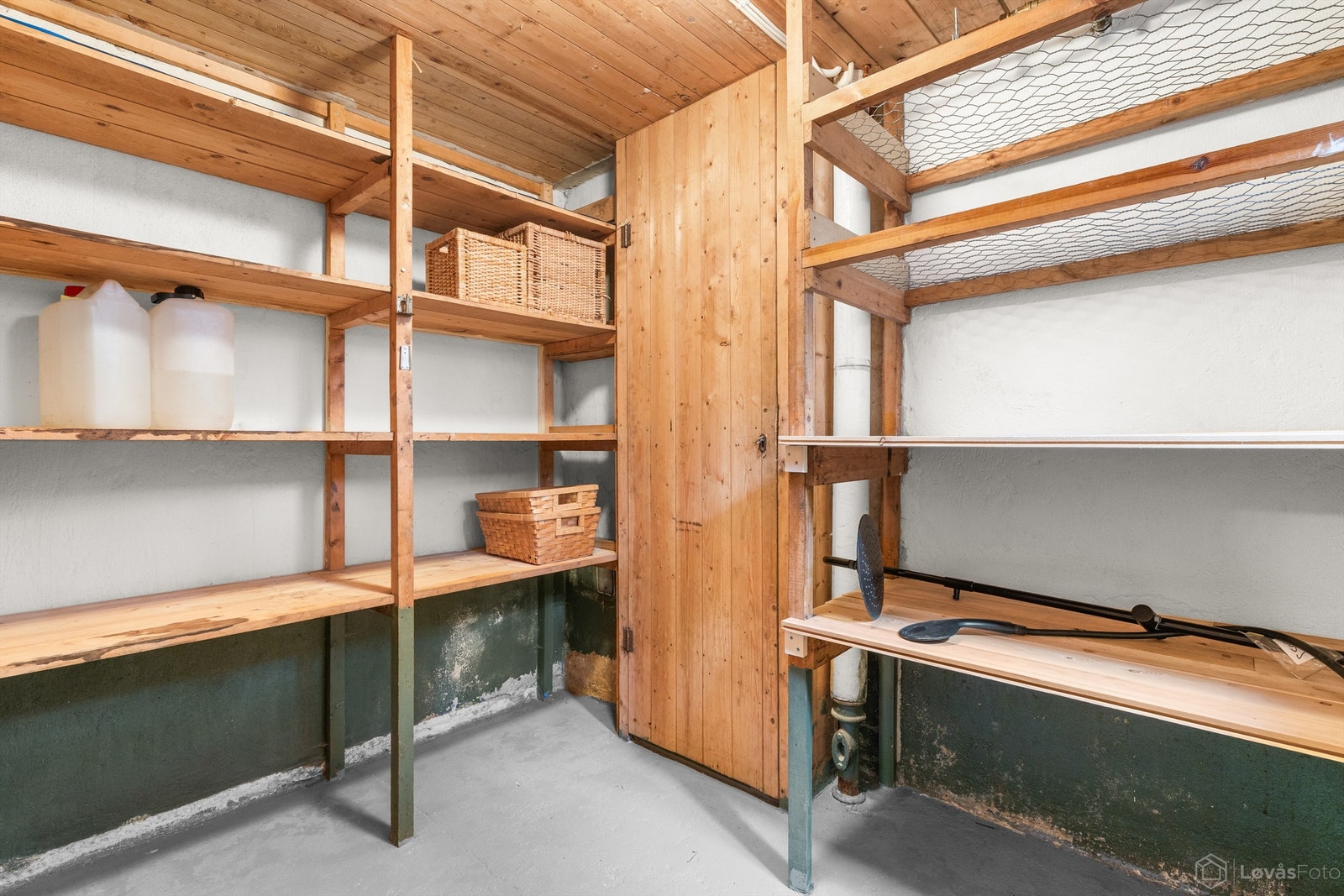 Kjelleren byr på rikelig med lagringsplass i en romslig bod med hyllesystem. Galleribilde