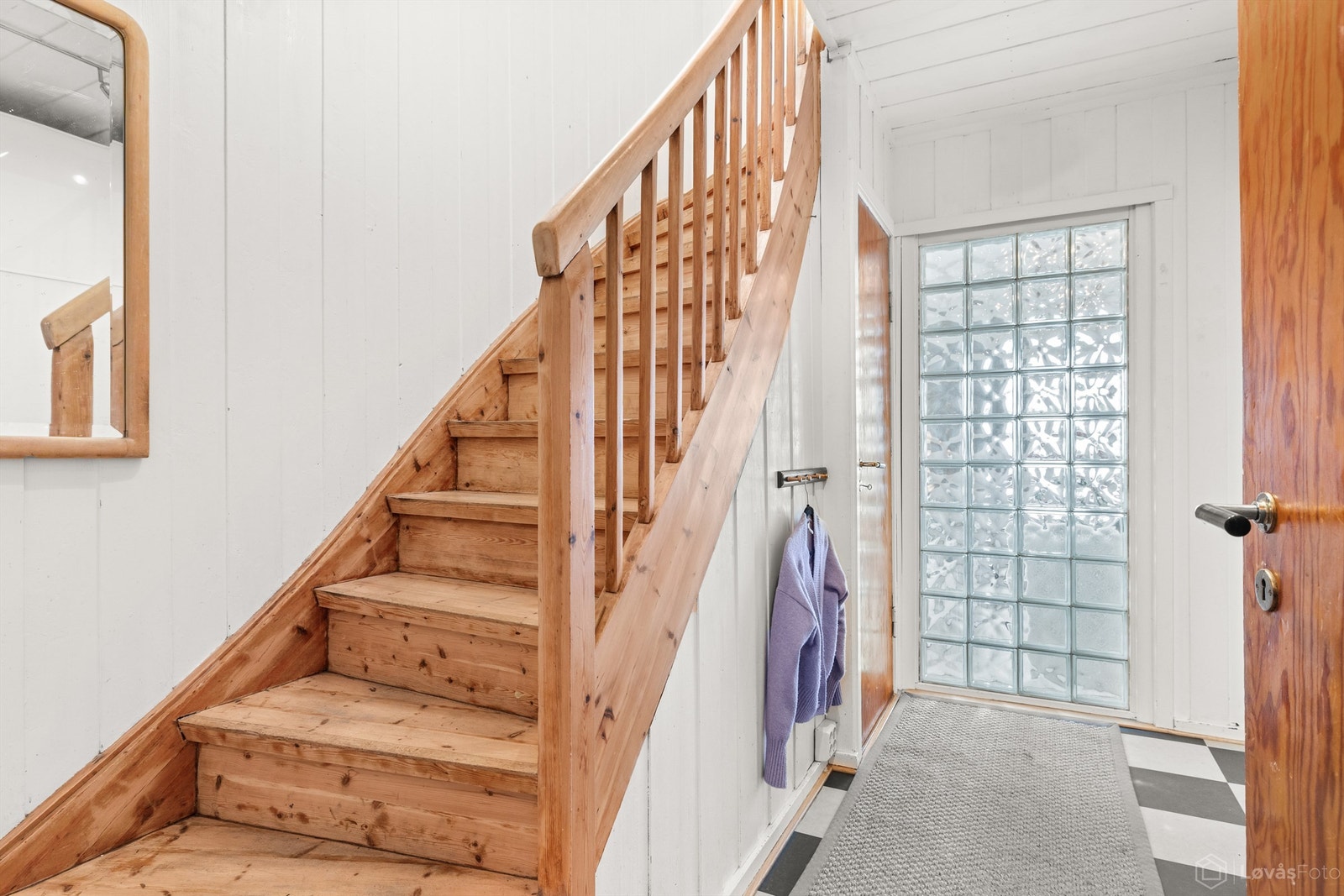 Gangen fungerer som et knutepunkt med tilgang til etasjens oppholdsrom. Galleribilde