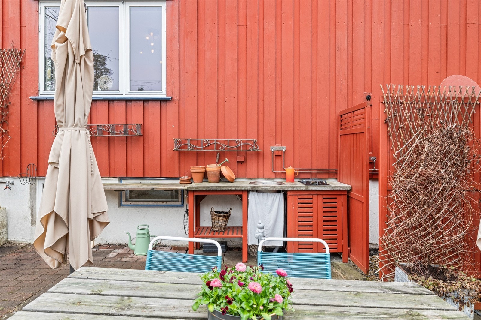 Utekjøkken med 2 gassbluss og utedusj i sommerhalvåret, begge med varmt og kaldt vann. Galleribilde