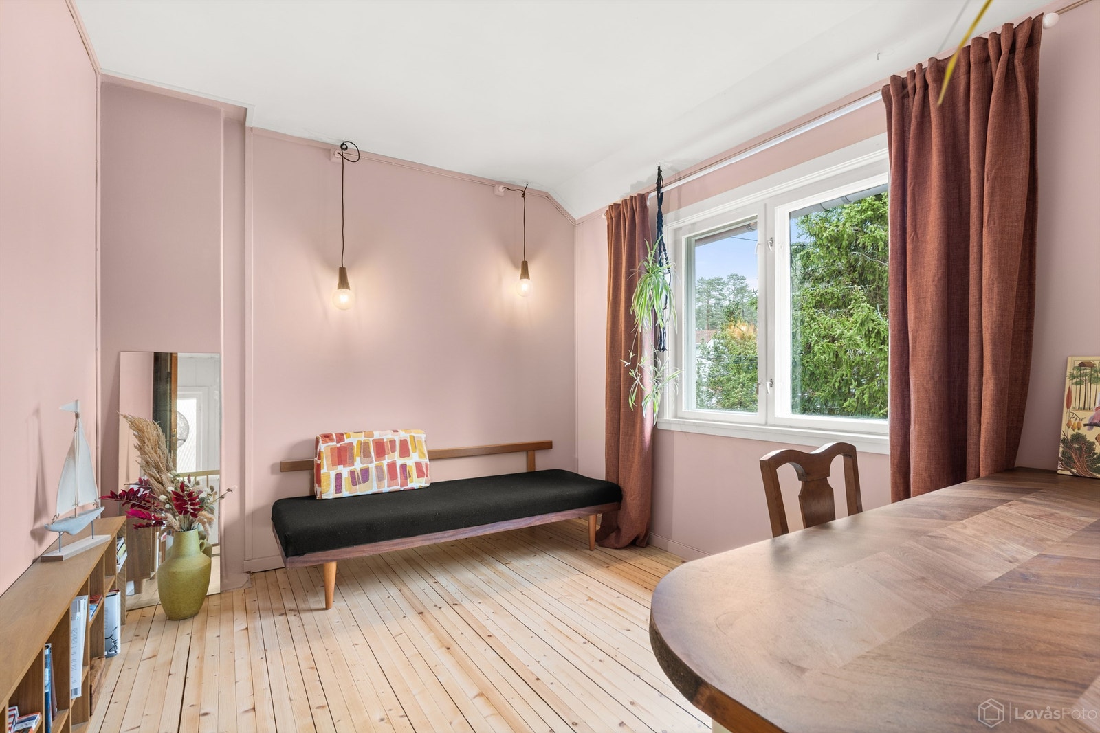 Rommet har plass til både seng og skrivepult. Galleribilde