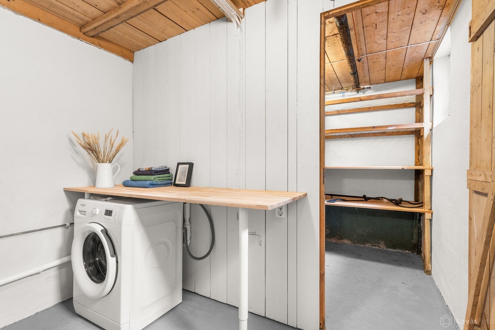 Praktisk vaskerom med toalett, utslagsvask og opplegg for vaskemaskin og tørketrommel. Galleribilde