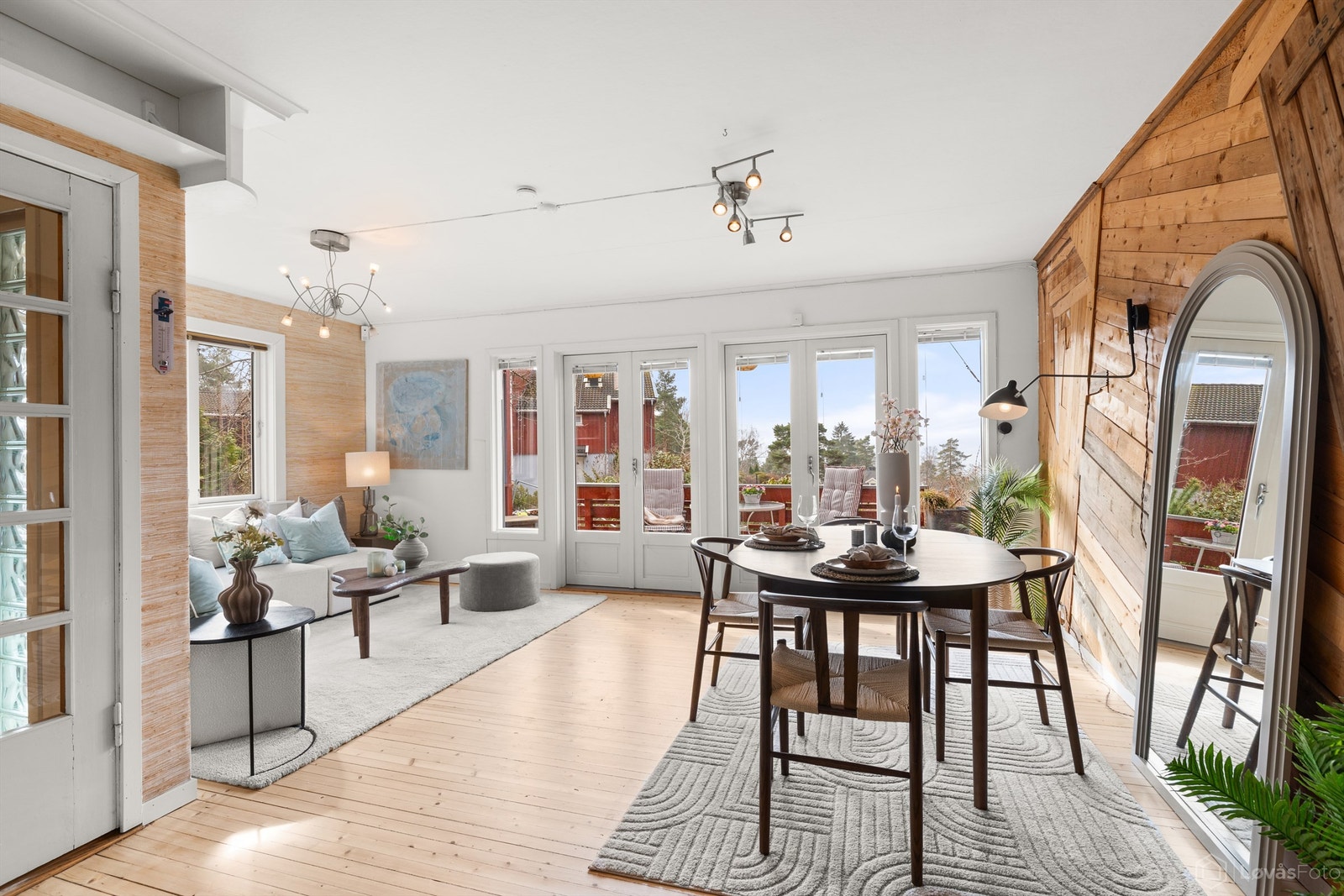 Stuen og spisestuen utgjør et lyst og romslig areal med plass til både sofagruppe og spisebord. Galleribilde