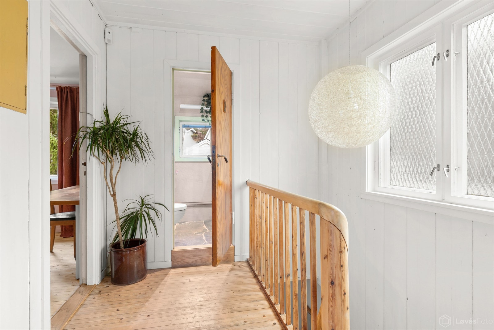 Heltregulv og panel på veggene gir en gjennomgående stil i etasjen. Galleribilde