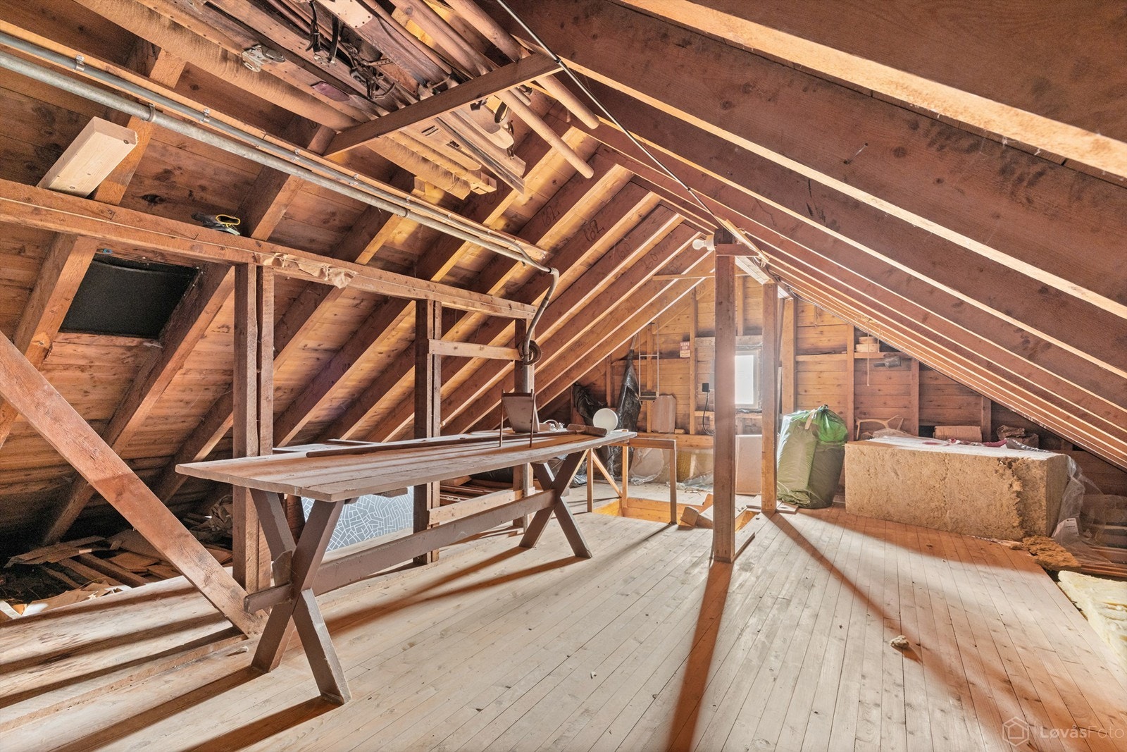 Et uinnredet kaldtloft med et gulvareal på 26 m² gir ytterligere lagringsmuligheter. Galleribilde