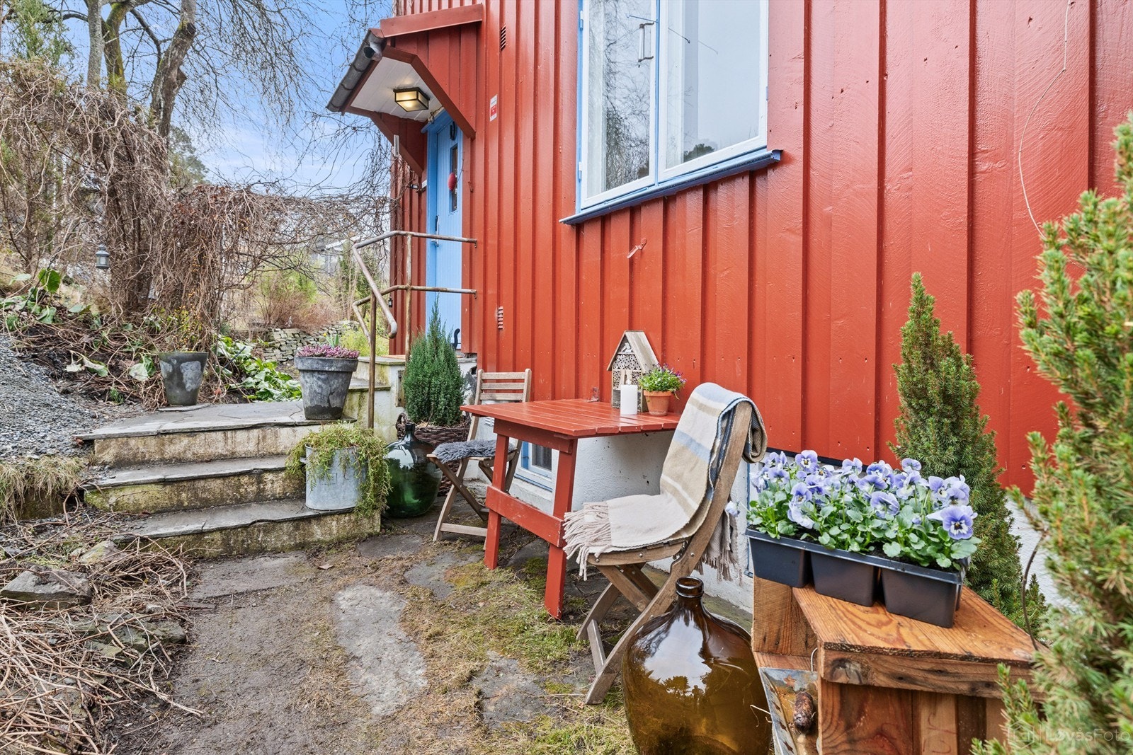 På frokostplassen foran huset mot øst kommer solen tidlig. Galleribilde