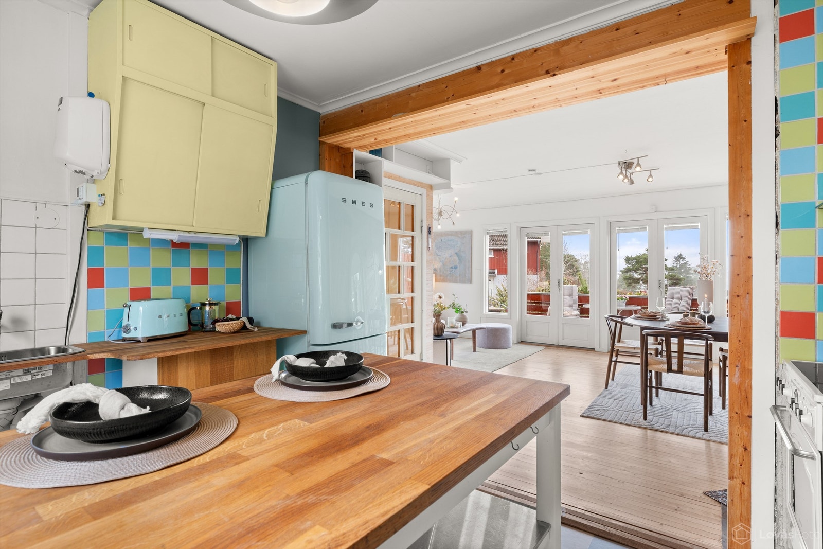 Den åpne løsningen mot spisestuen skaper et sosialt allrom. Galleribilde