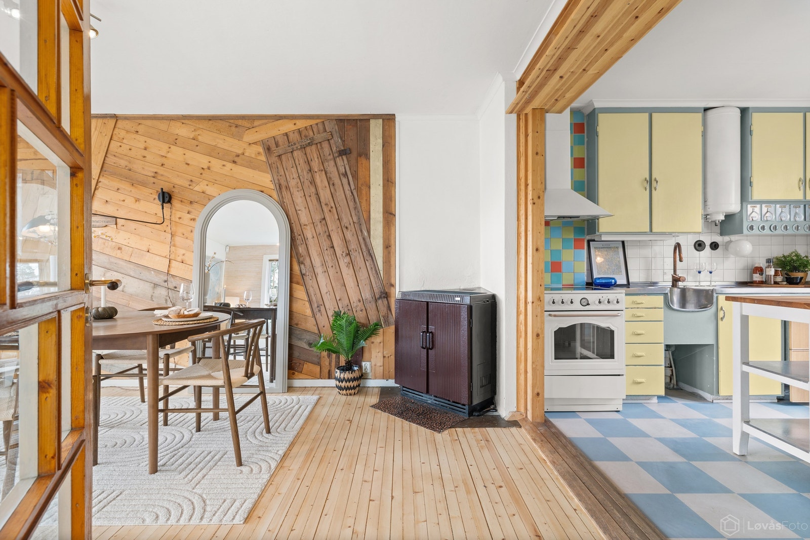 En sjarmerende bolig med en unik retrostil. Her bor du i rolige og landlige omgivelser med kort vei til både skog og fjord, samtidig som sentrum er lett tilgjengelig. Galleribilde